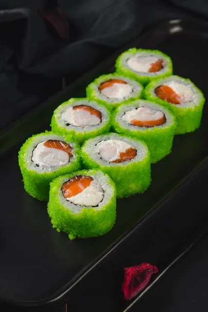 Калифорния с креветкой и лососем 