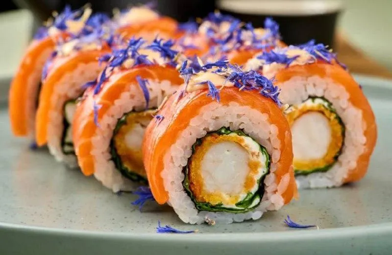 Филадельфия с креветкой в панировке под соусом манго-чили